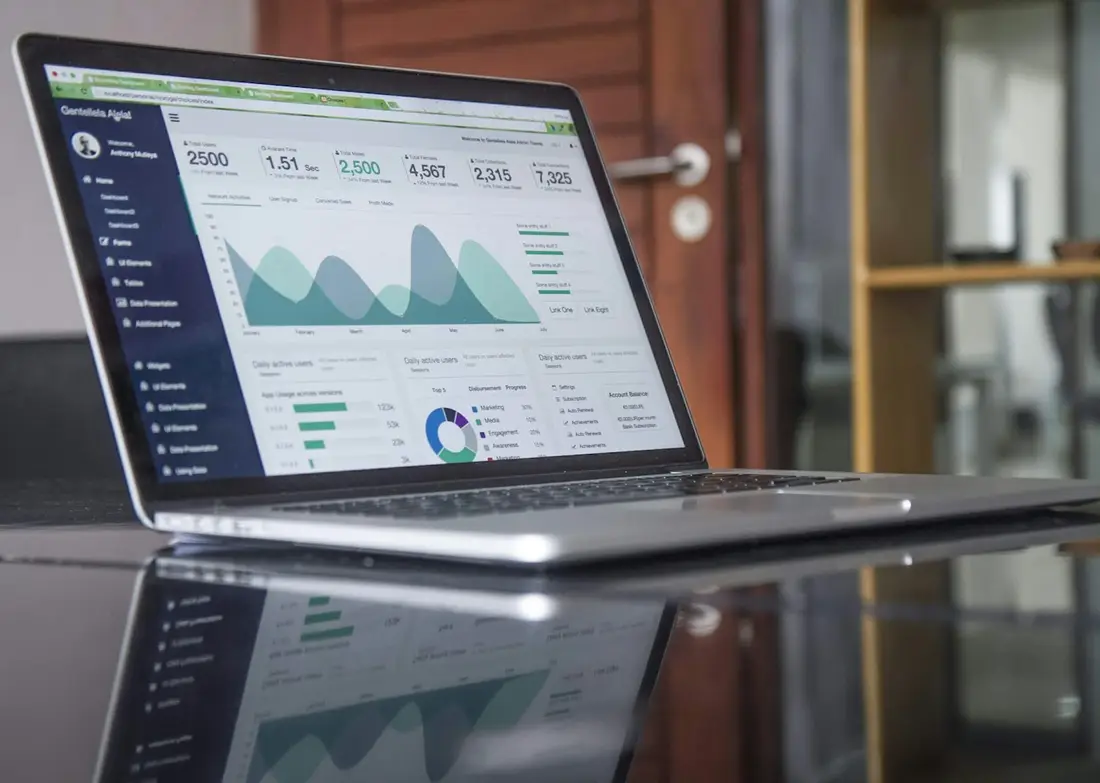 Notebook com painel de indicadores e documentos