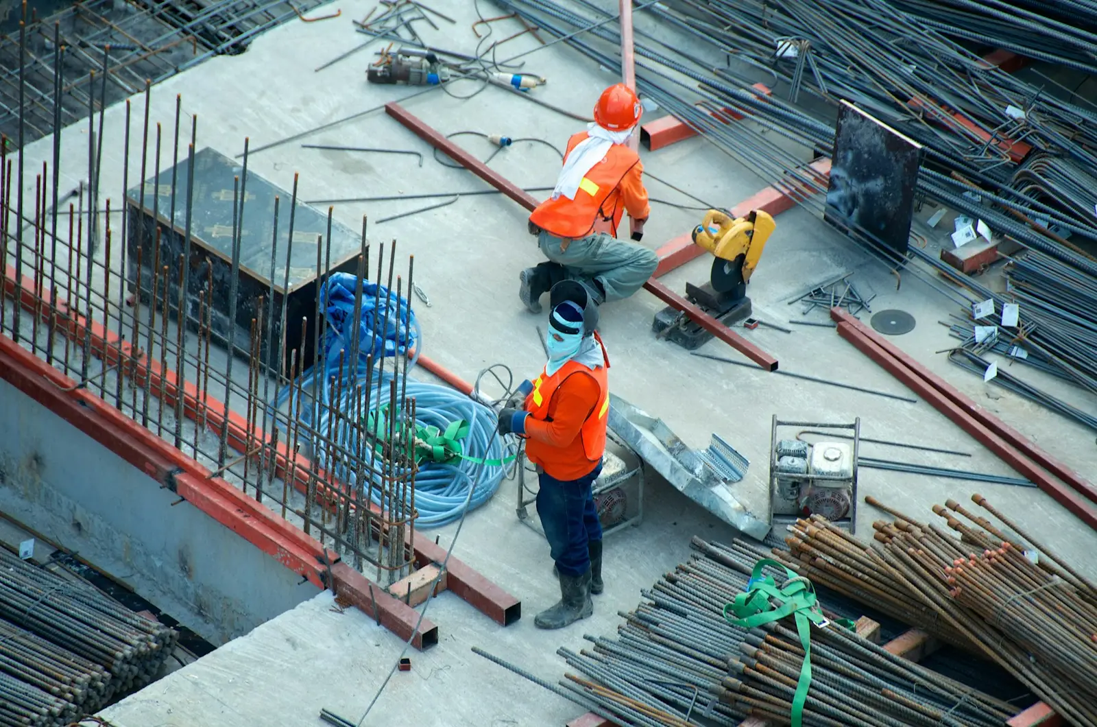 Equipe de segurança do trabalho em obra, de capacete
