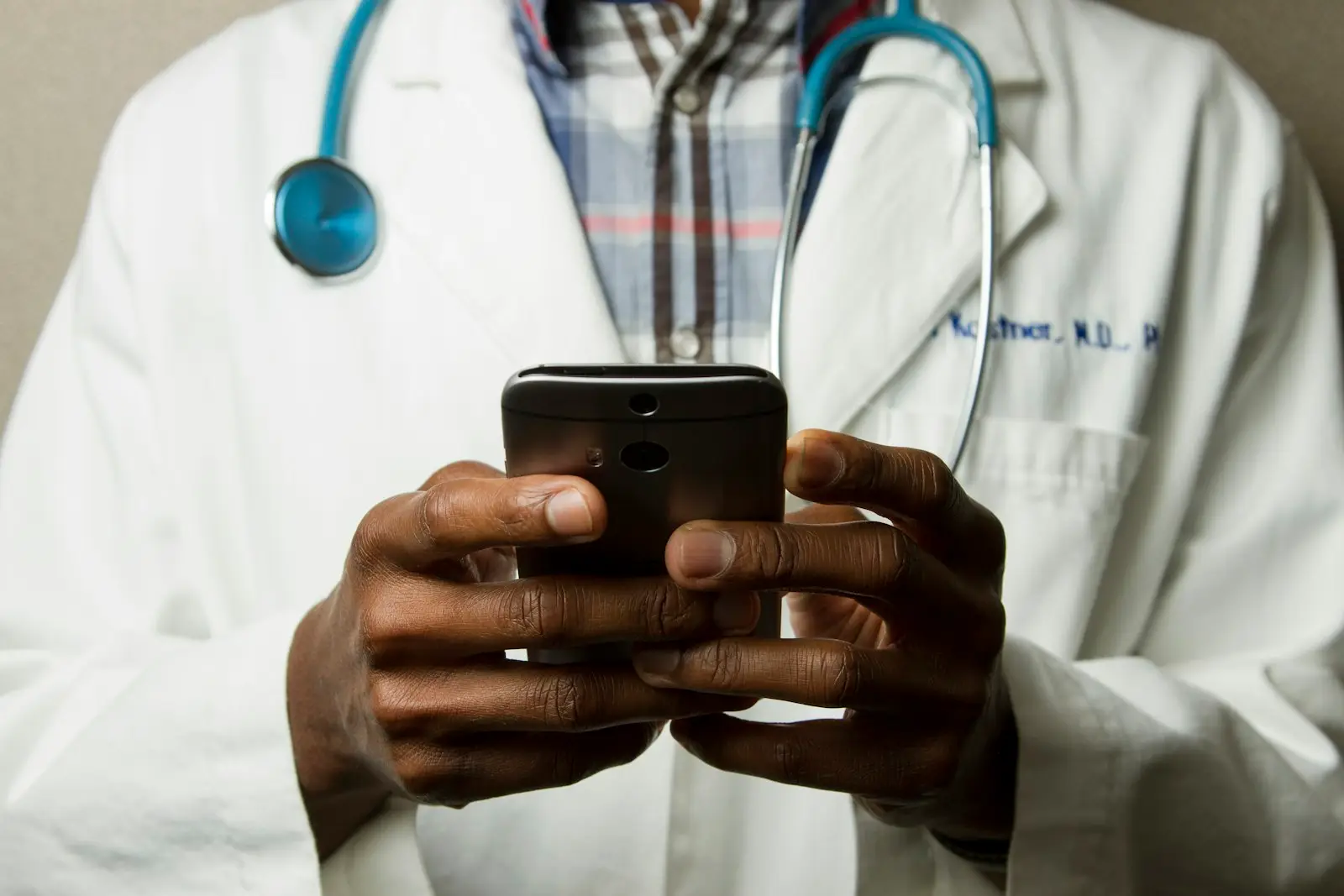 Médico do trabalho consultando prontuário em tablet